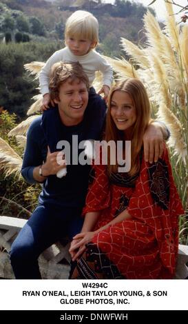 May 2, 2001 - W4294C.RYAN O'NEAL, LEIGH TAYLOR YOUNG, & SON.(Credit Image: © Globe Photos/ZUMAPRESS.com) Stock Photo