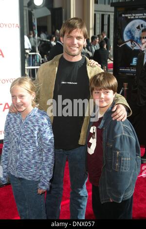 Mar. 16, 2002 - Casper Van Dien + kids.20th Anniversary ReRelease of ''ET''.Shrine Auditorium, Los Angeles, USA.March 16, 2002. Alec Michael.Â©    2002.K24447AM(Credit Image: © Globe Photos/ZUMAPRESS.com) Stock Photo