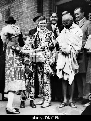 Sept. 15, 1931 - St. James, South Africa - MAHATMA GANDHI and The Pearly KING JAMES PHILLIP of Hoxton. Ghandi is presented with S.African oranges as a measure of his admiration as he left Kingsley Hall on route to The Indian Round Table Conference at St. James Palace. (Credit Image: © KEYSTONE Pictures USA/ZUMAPRESS.com) Stock Photo