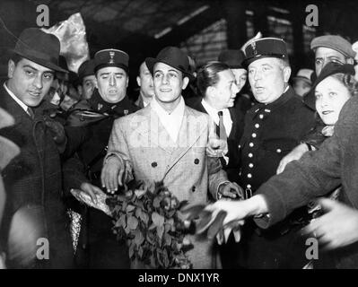 April 25, 1937 - Paris, France - French actor TINO ROSSI being escorted by policemen through a crowd of fans. (Credit Image: © KEYSTONE Pictures USA/ZUMAPRESS.com) Stock Photo