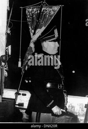 March 25, 1938 - Rome, Italy - BENITO MUSSOLINI (1883-1945) the Italian dictator and leader of the Fascist movement on the balcony of the Palazzio Venezia addressing the crowd. (Credit Image: © KEYSTONE Pictures/ZUMAPRESS.com) Stock Photo