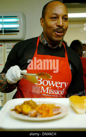 Dec 19, 2005; Manhattan, New York, USA; WILLIE RANDOLPH, Manager of the NY Mets, with his wife Gretchen and daughter Shantre, 26, serve lunch to residents of the Bowery Mission. Mandatory Credit: Photo by Bryan Smith/ZUMA Press. (©) Copyright 2005 by Bryan Smith Stock Photo