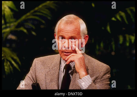 1987; Hollywood, CA, USA; JOHNNY CARSON  pictured on the set of  ' THE TONIGHT SHOW.' Mandatory Credit: Kathy Hutchins/ZUMA Press. (©) Kathy Hutchins Stock Photo