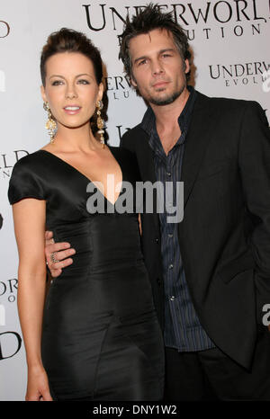 Jan 11, 2006; Los Angeles, CA, USA; Actress KATE BECKINSALE and husband director LEN WISEMAN at the 'Underworld Evolution' premiere at the Cinerama Dome in Hollywood. Mandatory Credit: Photo by Scott Weiner/ZUMA Press. (©) Copyright 2006 by Scott Weiner Stock Photo