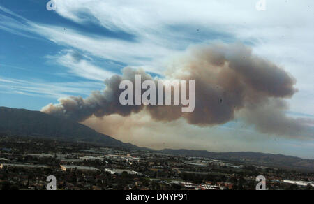 Feb 06, 2006; Anaheim Hills, CA, USA; A black column of smoke billows from the Cleveland National Forest near Corona, Calif., as a wind driven brush fire burns out of control on Monday, February 6, 2006. Mandatory Credit: Photo by Steven K. Doi/ZUMA Press. (©) Copyright 2006 by Steven K. Doi Stock Photo