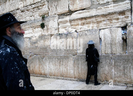 Dec 27, 2006; Jerusalem, ISRAEL; Religious Jews praying at the Western Wall in in the Old City of Jerusalem during a snow storm.  Mandatory Credit: Photo by Jason Moore/ZUMA Press. (©) Copyright 2006 by Jason Moore (Credit Image: ZUMApress.com) Stock Photo