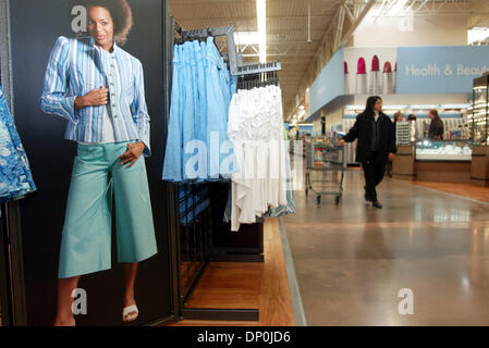 Mar 22, 2006; Plano, TX, USA; Wider aisles are a feature of the new Wal-Mart SuperCenter in Plano, TX. The store at 1700 Dallas Parkway is the company's 105th location in North Texas and features more than 2,000 items not sold at other Wal-Mart stores, including Dom Perignon for $145.37, hundreds of organic fruit and vegetables, and a new store layout with wider aisles, all designe Stock Photo