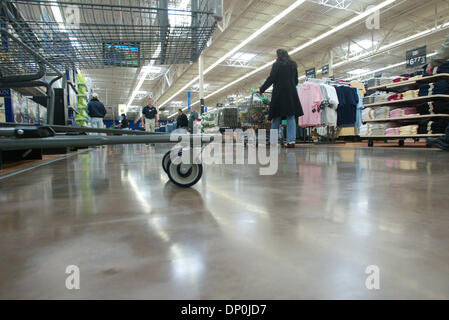 Mar 22, 2006; Plano, TX, USA; Wider aisles are a feature of the new Wal-Mart SuperCenter in Plano, TX. The store at 1700 Dallas Parkway is the company's 105th location in North Texas and features more than 2,000 items not sold at other Wal-Mart stores, including Dom Perignon for $145.37, hundreds of organic fruit and vegetables, and a new store layout with wider aisles, all designe Stock Photo