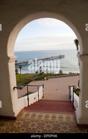 Mar 31, 2006; San Clemente, CA, USA; A view of the pier and the pacific ocean from registered historic site Casa Romantica with its classic Spanish architecture. In 1998 Wayne Eggleston led the City Council to vote for a Casa Romantica Cultural Arts Center when a generous donation was presented to the City by a benefactor. San Clemente is a premier surfing destination, catching swe Stock Photo