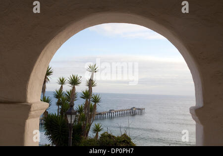 Mar 31, 2006; San Clemente, CA, USA; A view of the pier and the pacific ocean from registered historic site Casa Romantica with its classic Spanish architecture. In 1998 Wayne Eggleston led the City Council to vote for a Casa Romantica Cultural Arts Center when a generous donation was presented to the City by a benefactor. San Clemente is a premier surfing destination, catching swe Stock Photo