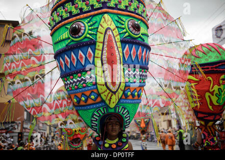 Pasto, Colombia. 6th Jan, 2014. An artist participates in the 'Great Parade Magno' in the city of Pasto, Colombia, on Jan. 6, 2014. Emblematic floats are presented in the 'Great Parade Magno' ending the Carnival of Blacks and Whites, one of the main celebrations of Colombia, declared as Intangible Cultural Heritage of Humanity by the committee of the United Nations Education, Science and Culture Organization (UNESCO) in 2009. Credit:  Jhon Paz/Xinhua/Alamy Live News Stock Photo