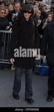 Apr 05, 2006; New York, NY, USA; JULIA ROBERTS leave the Theater after a performance of 'Three Days Of Rain' . Mandatory Credit: Photo by Dan Herrick/ZUMA KPA. (©) Copyright 2006 by Dan Herrick Stock Photo