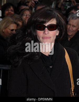 Apr 05, 2006; New York, NY, USA; JULIA ROBERTS leave the Theater after a performance of 'Three Days Of Rain' . Mandatory Credit: Photo by Dan Herrick/ZUMA KPA. (©) Copyright 2006 by Dan Herrick Stock Photo