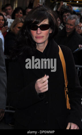 Apr 05, 2006; New York, NY, USA; JULIA ROBERTS leave the Theater after a performance of 'Three Days Of Rain' . Mandatory Credit: Photo by Dan Herrick/ZUMA KPA. (©) Copyright 2006 by Dan Herrick Stock Photo