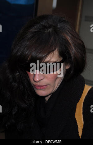 Apr 05, 2006; New York, NY, USA; JULIA ROBERTS leave the Theater after a performance of 'Three Days Of Rain' . Mandatory Credit: Photo by Dan Herrick/ZUMA KPA. (©) Copyright 2006 by Dan Herrick Stock Photo