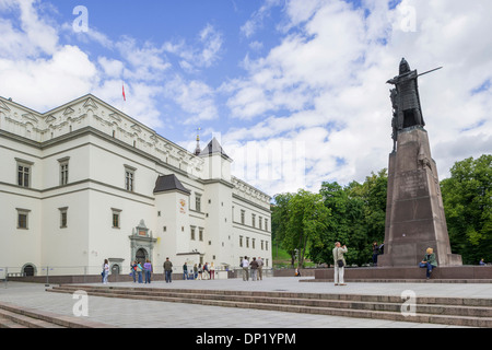 Statue of Gediminas Paviržis, Senamiestis or Vilnius Old Town, Vilnius, Vilnius district, Lithuania Stock Photo