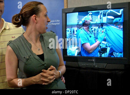 May 12, 2006; Rochester, MN, USA; (Left to right) As Jesse and Amy Carlsen leave a press conference following the successful separation surgery of their conjoined twins, Amy Carlsen turns to watch a video of the surgical team applauding in the operating room after the liver was separated. Amy and Jesse Carlsen are the parents of the five-month-old conjoined twins Isabelle and Abbig Stock Photo
