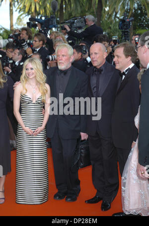 May 21, 2006; Cannes, FRANCE; Singer AVRIL LAVIGNE with actors BRUCE WILLIS and NICK NOLTE at the 'Over The Hedge' premiere at the 59th Cannes Film Festival.  Mandatory Credit: Photo by Frederic Injimbert/ZUMA Press. (©) Copyright 2006 by Frederic Injimbert Stock Photo