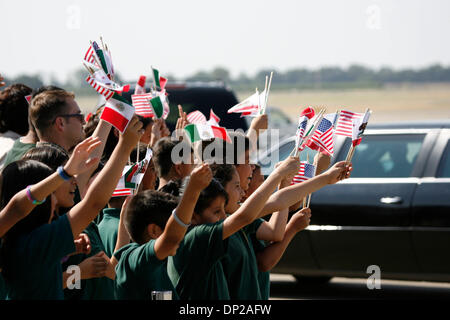 May 25, 2006; Sacramento, CA, USA; Local school children cheer and wave US and Mexican flags as the President of Mexico, Vicente Fox, arrives at Sacramento International Airport. During the President's visit he will visit the California Museum of History, Women and the Arts, and address the Assembly. Governor Schwarzenegger's opinion on President Bush's immigration reform policies  Stock Photo