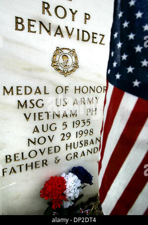 May 29, 2006; San Antonio, TX, USA; A U.S. flag stands Monday morning May 29, 2006 in front of Medal of Honor recipient Roy P. Benavidez's grave marker during Memorial Day ceremonies at Ft. Sam Houston National Cemetery.          Mandatory Credit: Photo by William Luther/San Antonio Express-News/ZUMA Press. (©) Copyright 2006 by San Antonio Express-News Stock Photo