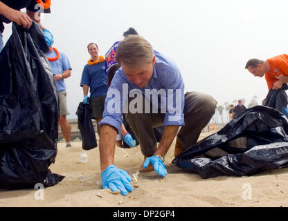 Jun 03, 2006; Los Angeles, CA, USA; State Controller and Democratic candidate for Governor STEVE WESTLY cleans up Huntington Beach Saturday, June 3, 2006.  Mandatory Credit: Photo by Brian Baer/ZUMA Press. (©) Copyright 2006 by Sacramento Bee Stock Photo