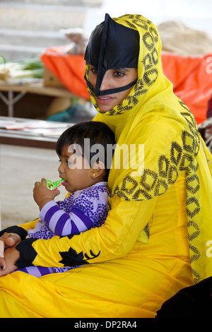 Bedu (Bedouin) mother and child, Sinaw, Oman Stock Photo