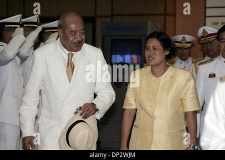 Jun 11, 2006; Bangkok, THAILAND; HRH Crown Prince Tupouto'a of Tonga is greeted by Her Royal Highness Princess Sirindorn of Thailand as he arrives at Bangkok Military Airport to join the King of Thailand's 60th Anniversary celebrations. Royal guests from 25 nations are expected to arrive in Bangkok for His Majesty King Bumibol Adulyadej's 60th Anniversary on the Throne celebrations Stock Photo