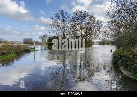 7th January 2014. Flooding at Eye Bridge Car Park by the River Stour, Wimborne, Dorset Credit:  Mike McEnnerney/Alamy Live News Stock Photo