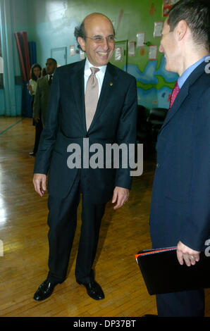 Jun 22, 2006; Manhattan, New York, USA; Schools Chancellor JOEL KLEIN (L) speaks with NYC Department of Mental Health and Hygiene Commissioner Dr. THOMAS FRIEDEN (R). Schools Chancellor Joel Klein of the New York City Department of Education (DOE) announces the release of more than 235,000 NYC FITNESSGRAM reports to parents and students in a press conference at PS 1 in lower Manhat Stock Photo
