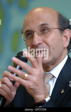 Jun 22, 2006; Manhattan, New York, USA; Schools Chancellor JOEL KLEIN of the New York City Department of Education (DOE) announces the release of more than 235,000 NYC FITNESSGRAM reports to parents and students in a press conference at PS 1 in lower Manhattan. The individualized reports, based on results of standards-based fitness assessments, show whether a student is in a 'Healt Stock Photo