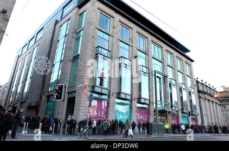 Hundreds of bargain hunters flood into Harvey Nichols in Edinburgh for the Boxing Day Sales. 26/12/13 Stock Photo