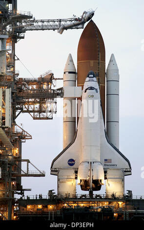 Jun 30, 2006; Cape Canaveral, FL, USA; The space shuttle Discovery sits on pab B at the Kennedy Space Center Friday night. Bad weather on Saturday and Sunday forced NASA to reschedule the launch for Tuesday, July 4th. Mandatory Credit: Photo by Paul J. Milette/Palm Beach Post/ZUMA Press. (©) Copyright 2006 by Palm Beach Post Stock Photo