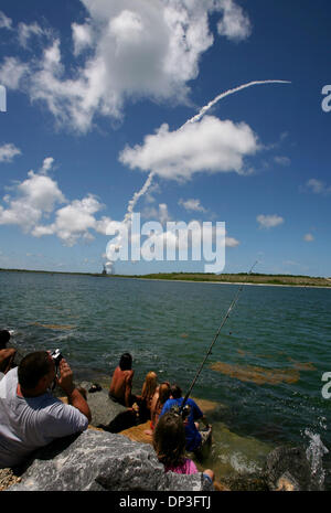 Jul 04, 2006; Cape Canaveral, FL, USA, Shuttle enthusiasts gather at Jetty Park to watch Discovery launch. The space shuttle Discovery lifted off Tuesday on the first manned US spaceflight to rocket away on Independence Day. The launch of Space Shuttle Discovery on mission STS-121 is the 115th shuttle flight and the 18th U.S. flight to the International Space Station. During the 12 Stock Photo