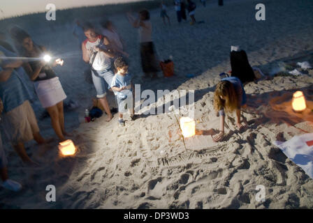 Jul 17, 2006; Shirley, NY, USA; Flight TWA 800 10th Anniversary Memorial services at Smith Point County Park in Shirley. Candles and mourners on beach. On the beach close to where 230 people lost their lives, hundreds of relatives, friends and rescue workers gathered to commemorate the 10th anniversary of the disaster. Minutes after taking off from Kennedy Airport, TWA Flight 800 t Stock Photo