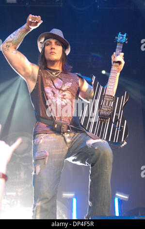ミュージシャン GENE 10/29 Aug 09, 2006; Raleigh, NC, USA; SYNYSTER GATES (R) of