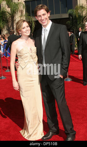 Emmys 2006: Actress JENNA FISCHER with the award for 'Outstanding ...