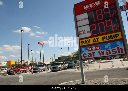 Sep 29, 2006; San Antonio, TX, USA; HEB Plus on Zarzamora and SouthWest Military offered to sell gas for 1.89 on Friday Sept.29, 2006.,to coincide with the 1 year anniversary opening of the store and the new gas pumps. Mandatory Credit: Photo by Delcia Lopez/San Antonio Express-News/ZUMA Press. (©) Copyright 2006 by San Antonio Express-News Stock Photo