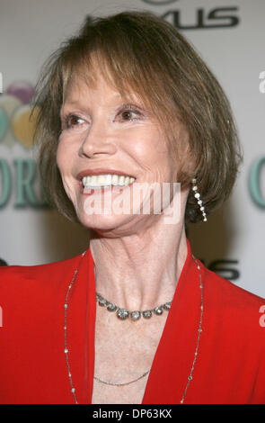 Oct 05, 2006; Beverly Hills, CA, USA; Actress MARY TYLER MOORE arrives at the Cloris Leachman 60 years in show business celebration. Mandatory Credit: Photo by Marianna Day Massey/ZUMA Press. (©) Copyright 2006 by Marianna Day Massey Stock Photo