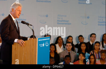 Oct 06, 2006; Manhattan, NY, USA; Former President BILL CLINTON and the American Heart Association announce a joint agreement between Alliance For A Healthier Generation and food industry leaders to set first-ever voluntary guidelines for snacks and side items sold in schools aimed a providing healthier food choices for children in a press conference at Harlem's A Philip Randolph H Stock Photo