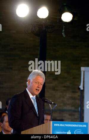 Oct 06, 2006; Manhattan, NY, USA; Former President BILL CLINTON and the American Heart Association announce a joint agreement between Alliance For A Healthier Generation and food industry leaders to set first-ever voluntary guidelines for snacks and side items sold in schools aimed a providing healthier food choices for children in a press conference at Harlem's A Philip Randolph H Stock Photo