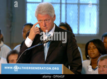 Oct 06, 2006; Manhattan, NY, USA; Former President BILL CLINTON and the American Heart Association announce a joint agreement between Alliance For A Healthier Generation and food industry leaders to set first-ever voluntary guidelines for snacks and side items sold in schools aimed a providing healthier food choices for children in a press conference at Harlem's A Philip Randolph H Stock Photo