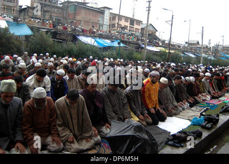 Oct 20, 2006; Srinagar, Kashmir, INDIA; Kashmiri Muslim women pray during the last Friday of Ramadan at Jamia mosque in Srinagar, India. Millions of Muslims around the world are also observing the holy night of Lailatul Qadr, offering special prayers and reciting the holy Quran. Mandatory Credit: Photo by Altaf Zargar/ZUMA Press. (©) Copyright 2006 by Altaf Zargar Stock Photo