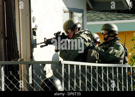 Oct 25, 2006; North Richmond, CA, USA; An FBI SWAT team trains their weapons as they enter a house on Fifth Street during a raid focusing on suspected drug trafficking that included Richmond police and the Contra Costa County Sheriff's Office in North Richmond, California, on Wednesday, Oct. 25, 2006. Mandatory Credit: Photo by Mark DuFrene/Contra Costa Times/ZUMA Press. (©) Copyri Stock Photo