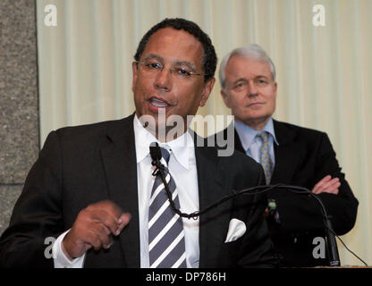 Nov 07, 2006; Los Angeles, CA, USA; The Los Angeles Times editor DEAN BAQUET speaks during a farewell party for the former editor JOHN CARROLL (R) on Aug 10, 2005. Baquet resigned today in a dispute with the newpaper's ownership about staff cuts. Baquet, who had threatened to quit when Jeffrey Johnson was forced out as publisher in September over the same issue, was forced to resig Stock Photo