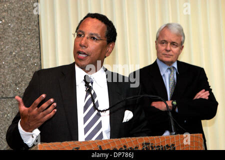 Nov 07, 2006; Los Angeles, CA, USA; The Los Angeles Times editor DEAN BAQUET speaks during a farewell party for the former editor JOHN CARROLL (R) on Aug 10, 2005. Baquet resigned today in a dispute with the newpaper's ownership about staff cuts. Baquet, who had threatened to quit when Jeffrey Johnson was forced out as publisher in September over the same issue, was forced to resig Stock Photo