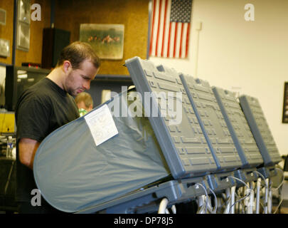 Nov 07, 2006; Dana Point, CA, USA; Voters cast ballots on electronic voting machines at Dana Point High School polling station. Observers expect 55% of California's registered voters to cast ballots. There were scattered reports in Los Angeles and Orange counties of malfunctioning voting machines, and complaints about relocated polling stations. California voters will elect a U.S.  Stock Photo