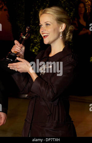Best Actress winner Reese Witherspoon (right) poses with Best Actor ...