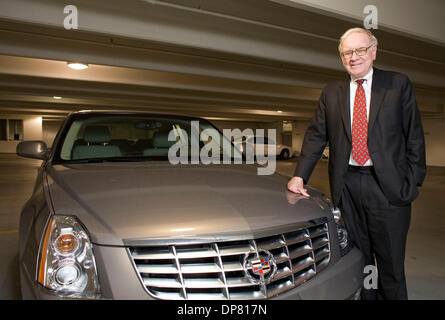 apr-30-2006-omaha-ne-usa-businessman-warren-buffett-with-his-new-cadillac-dp817n.jpg