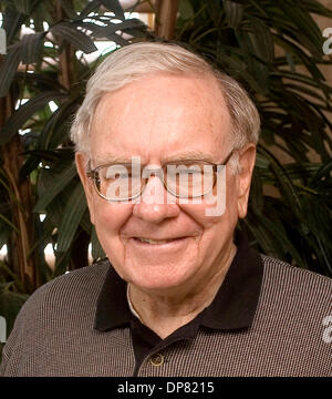 Jul 05, 2006 - Omaha, NE, USA - WARREN BUFFETT in the offices of Berkshire Hathaway holding a stock certificate representing 121,737 Class A shares of Berkshire-Hathaway Inc. On the day this photograph those shares were valued at $11.15 Billion. Buffett has amassed an enormous fortune particularly through the company Berkshire Hathaway, of which he is the largest shareholder and CE Stock Photo