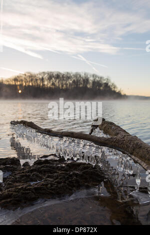 Harrison, Tennessee, USA.  8th January, 2014.  Unusually cold weather caused by the 'polar vortex' produces ice along the shore of Harrison Bay, near Chattanooga, Tennessee Credit:  TDP Photography/Alamy Live News Stock Photo